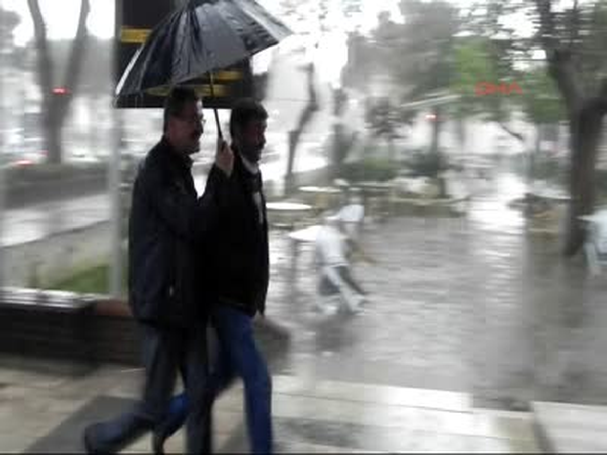 Ödemiş Yarım Saatlik Yağmur Caddeleri Dereye Çevirdi Yarım Saatlik Yağmur Caddeleri Dereye Çevirdi