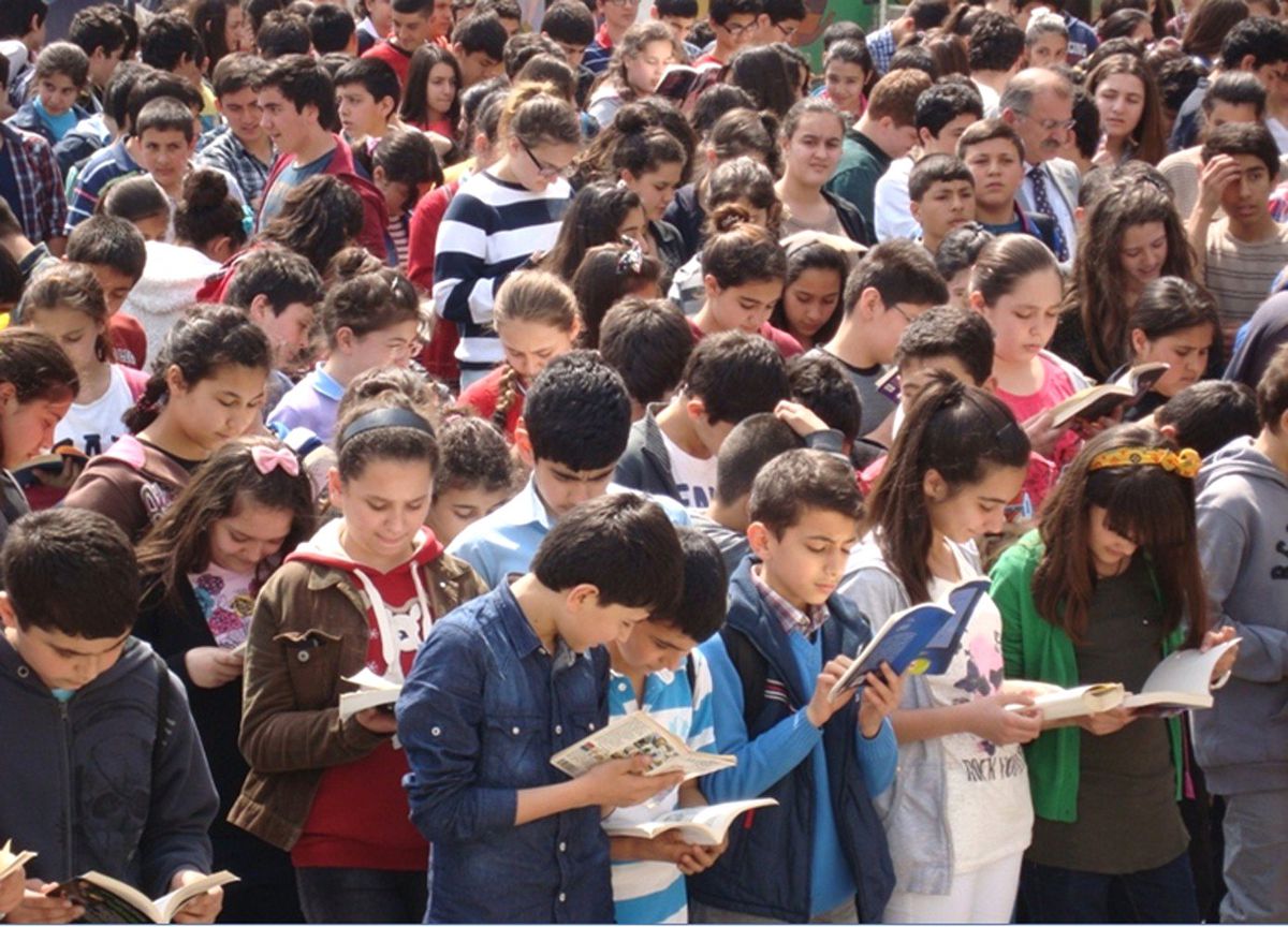 Öğretmenler ve Öğrenciler 20 Dakika Kitap Okudu
