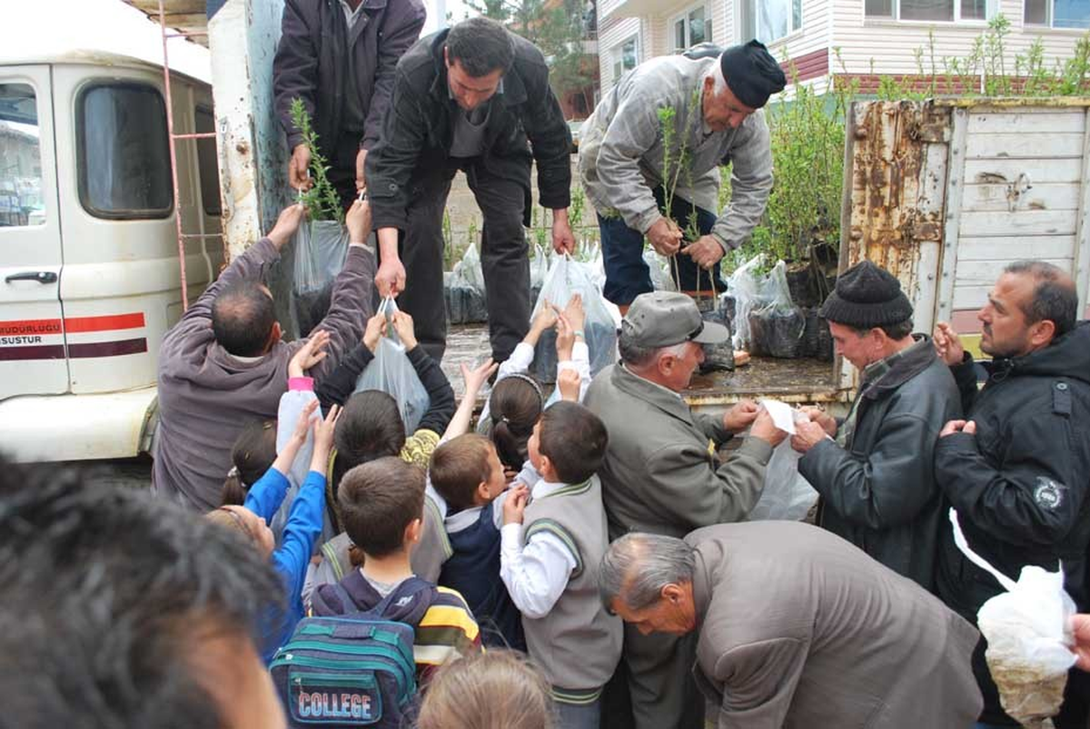 Pazarlar\'da 2 Bin Adet Badem Fidan Dağıtıldı