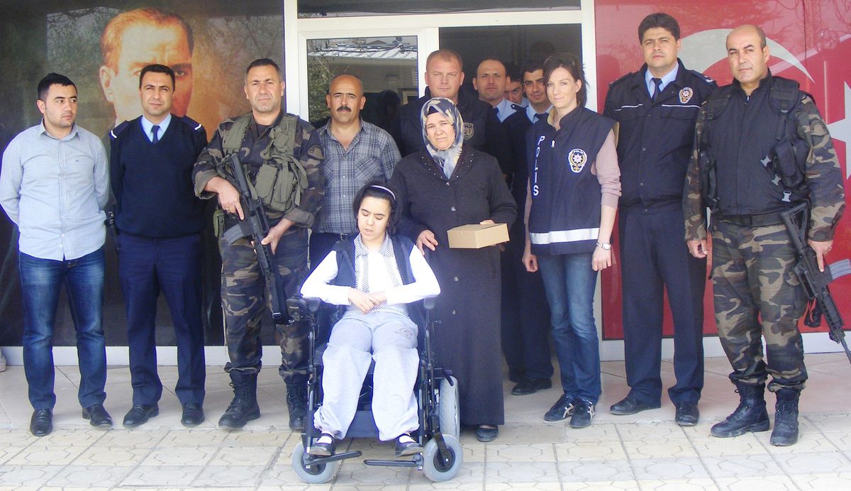 Polisten Halime\'ye Akülü Tekerlekli Sandalye