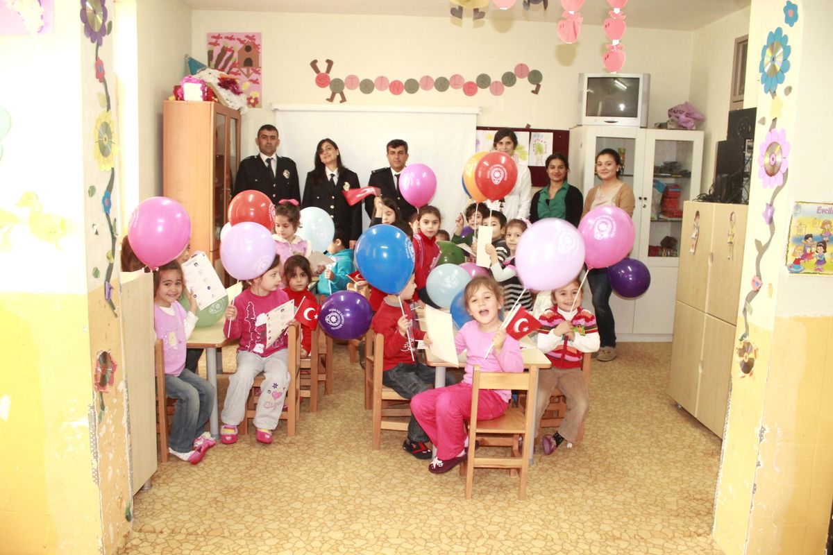 Polisten Selçuklu Miniklere Hediye