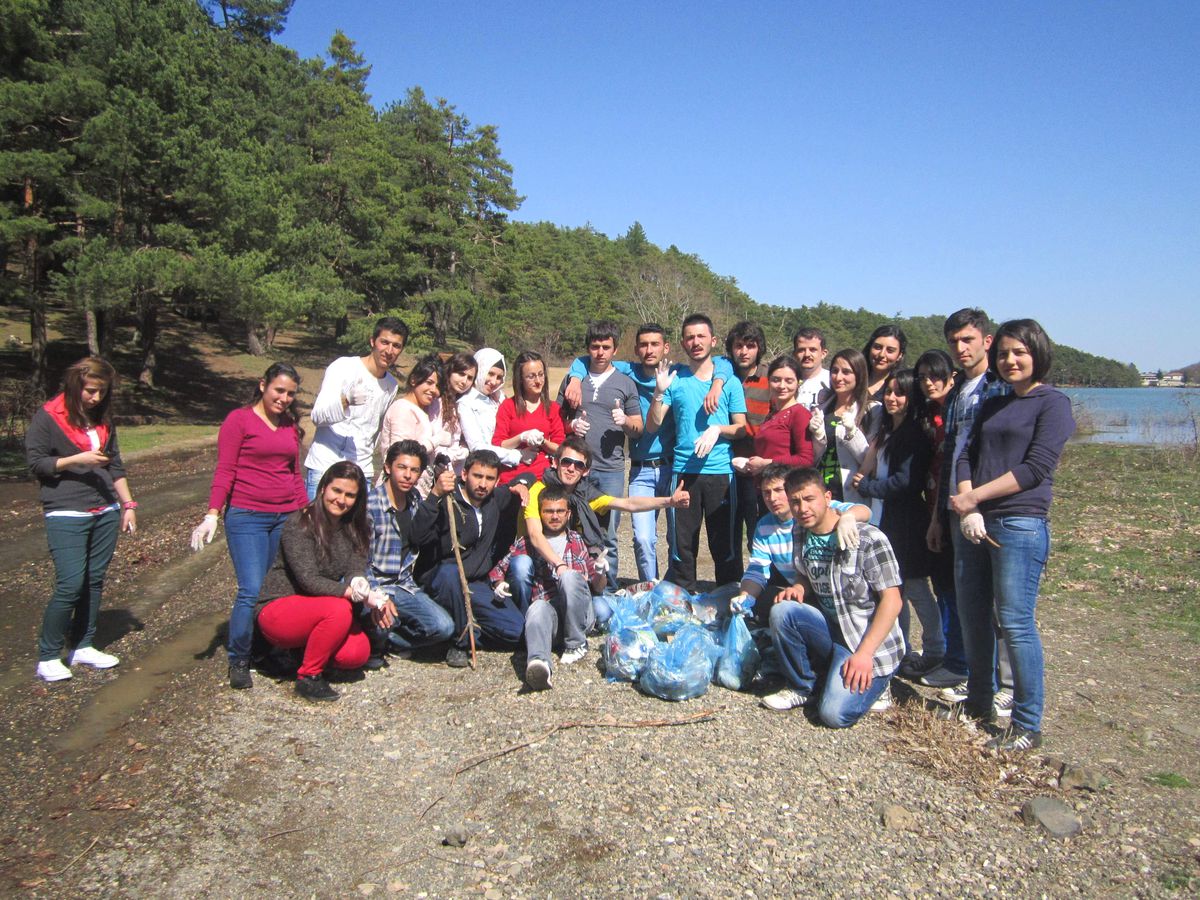 Üniversitelilerden Borabay Gölü\'nde Temizlik