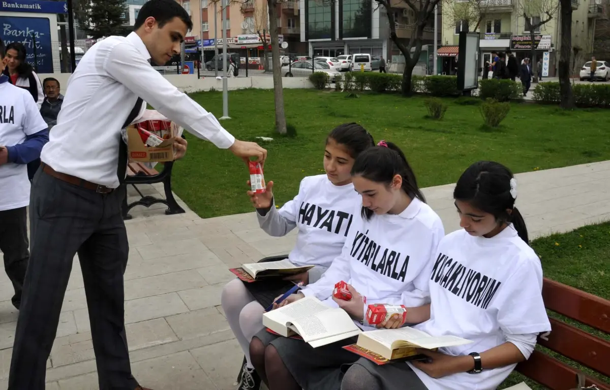 Yenimahalle Kitap Okuyor