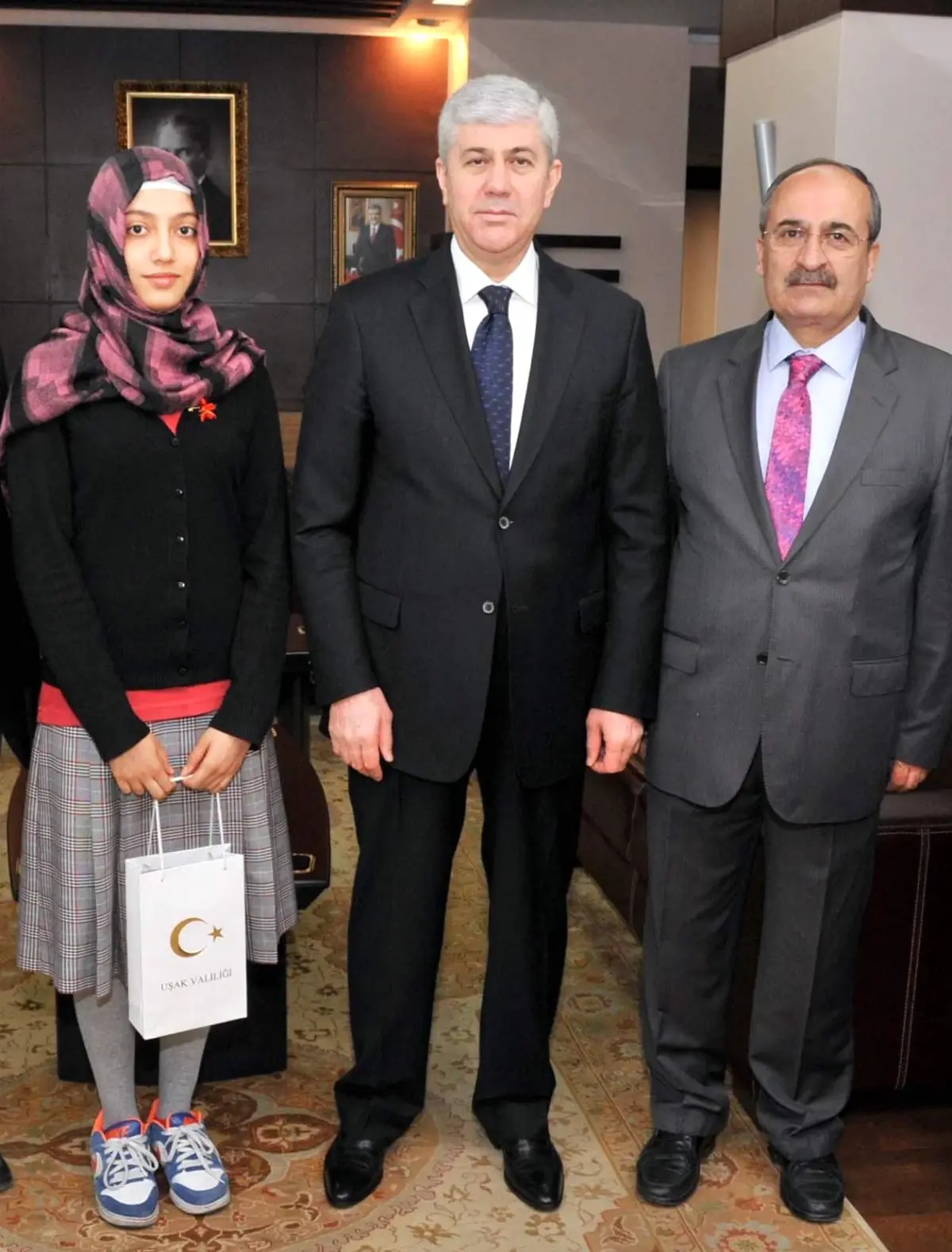 Ygs\'de Derece Elde Eden Kübra Peker Vali Erden\'i Ziyaret Etti