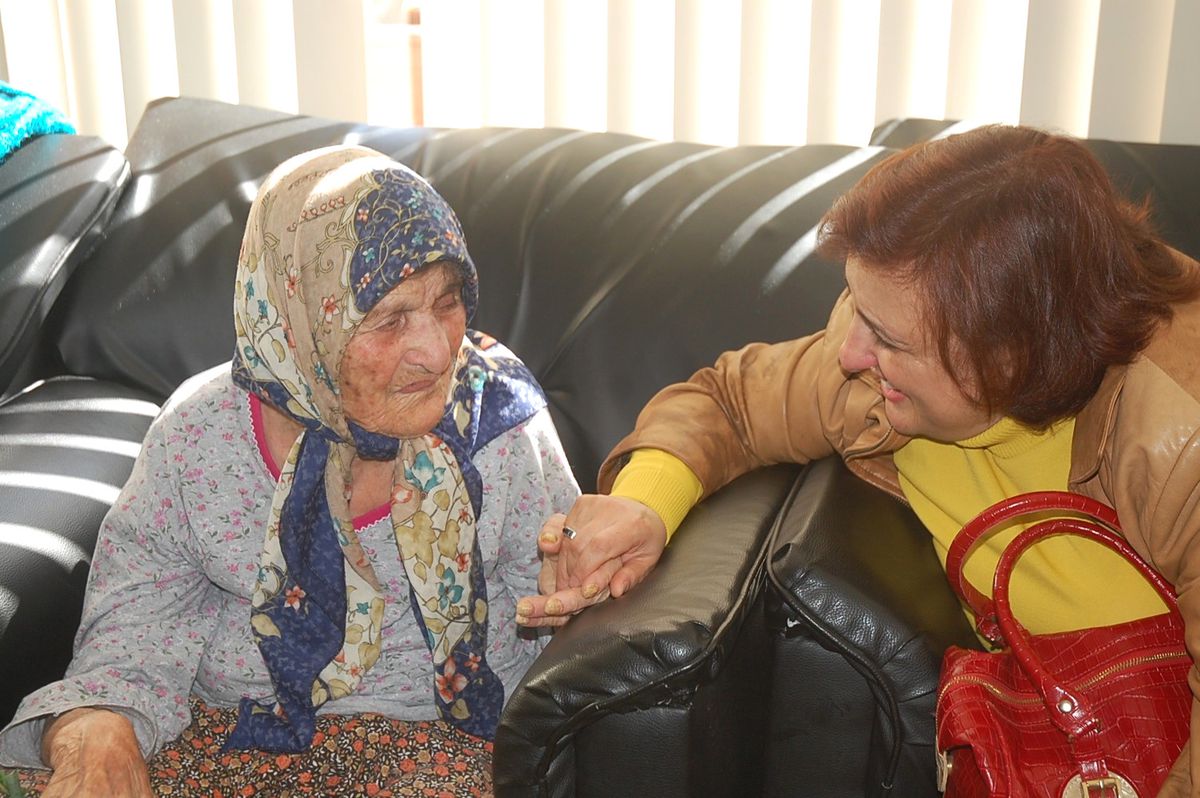 Yıllar Sonra Komşusuyla Bakım Evinde Karşılaştı
