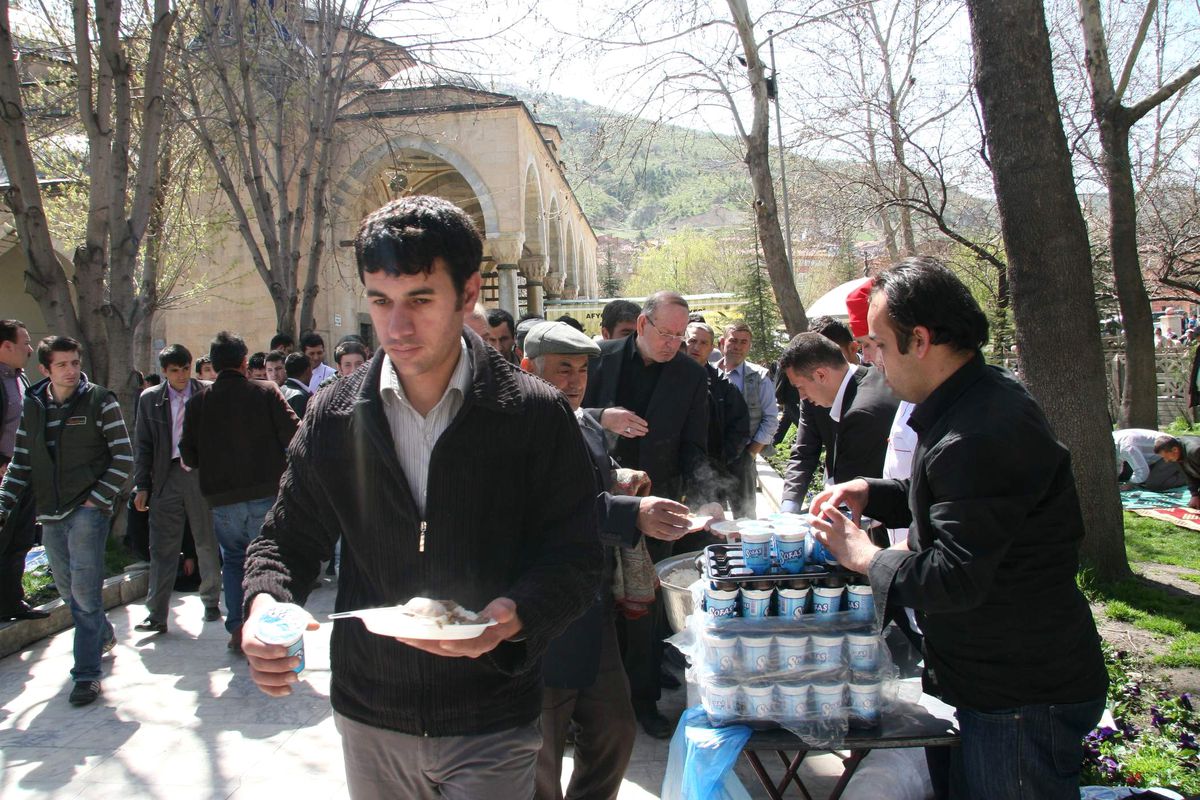 Afyonkarahisar\'da Yazıcıoğlu İçin Pilav Dağıtıldı