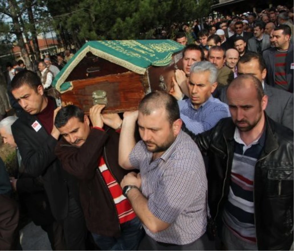 Alparslan Türkeş\'in Mezarı Başında Ölen İmam Defnedildi
