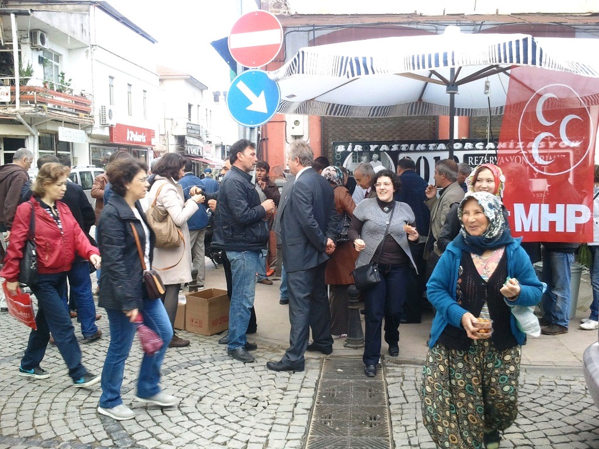 Ayvalık MHP Alparslan Türkeş İçin Lokma Dağıttı