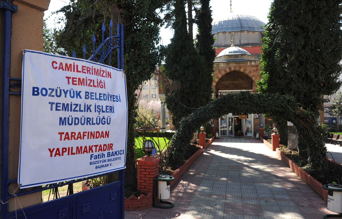 Bozüyük\'te Camiler Gül Kokuyor