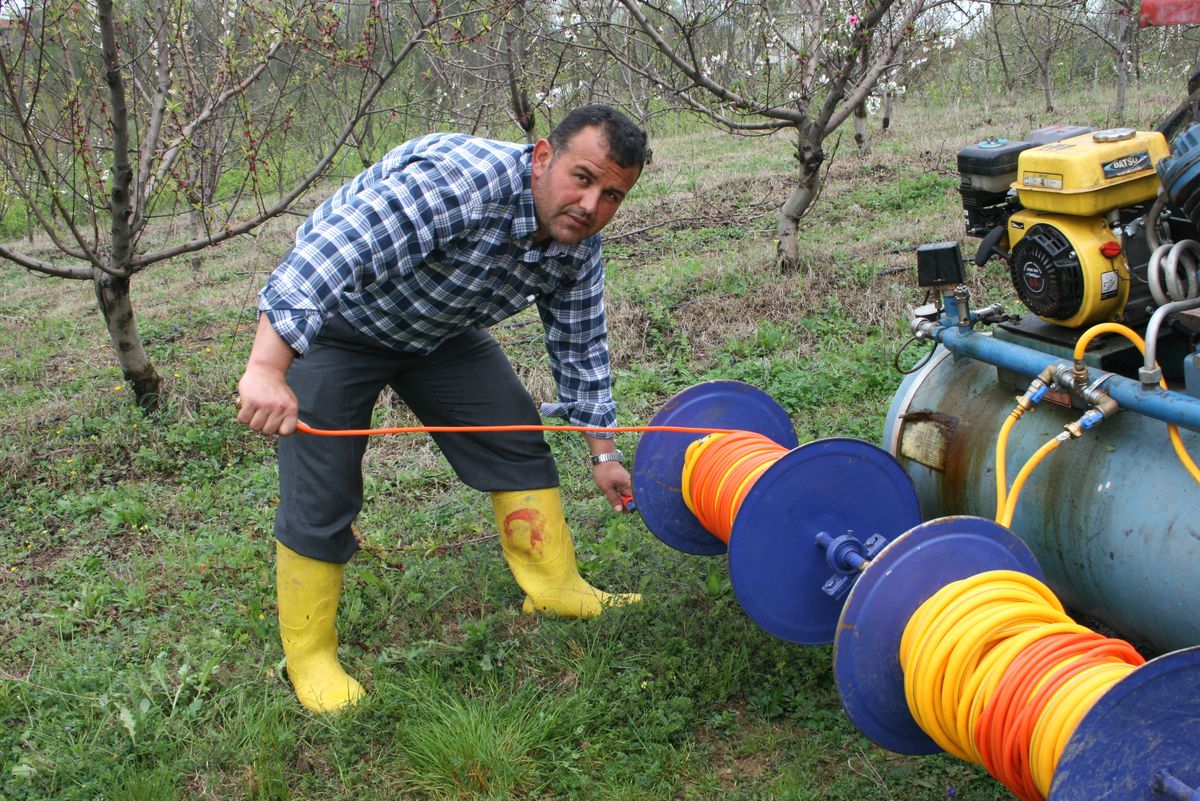 Çaycuma\'da Bir Esnaf Tarafından Punomatik Adı Verilen Bahçedeki Fidanları Budama Makinesi Yapıldı