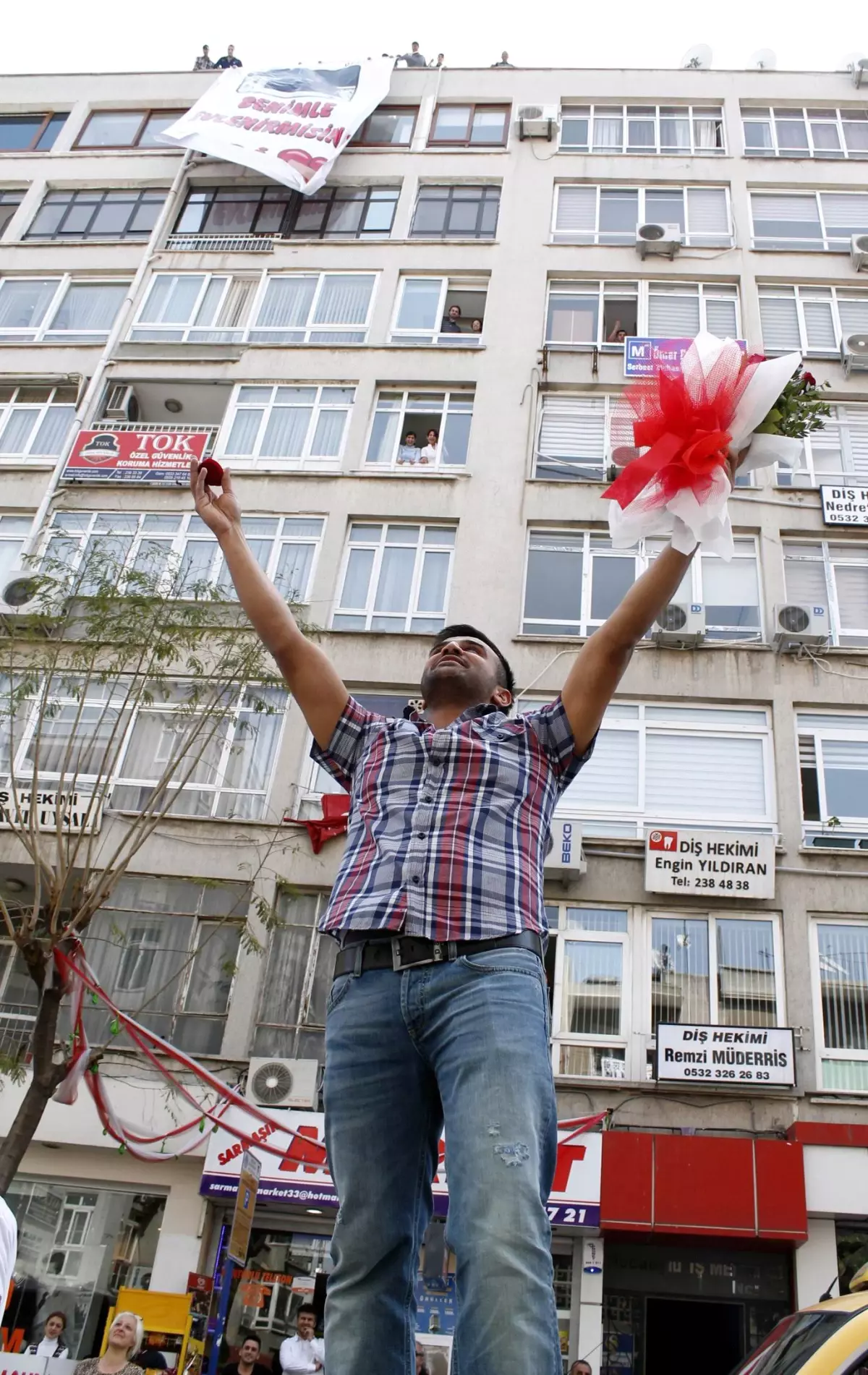 Çılgın Aşıktan Nişanlısına Evlenme Teklifi