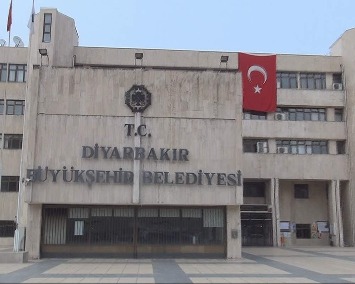 Diyarbakır Büyükşehir Belediyesi\'ne Dev Türk Bayrağı