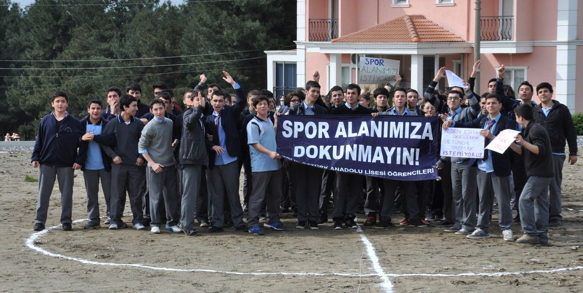 Eylem Yapan Öğrenciler "Suat Abi"Lerinden Yardım İstedi