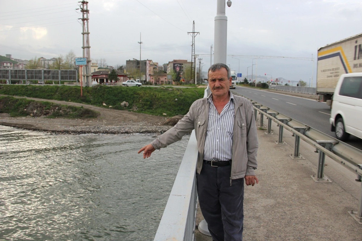 Deniz Kenarında Oğlundan Parça Arıyor