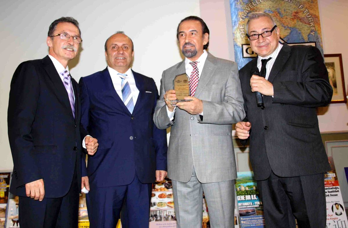 Kas-Der ve Gezginler Kulübü\'nden Arslan\'a Plaket