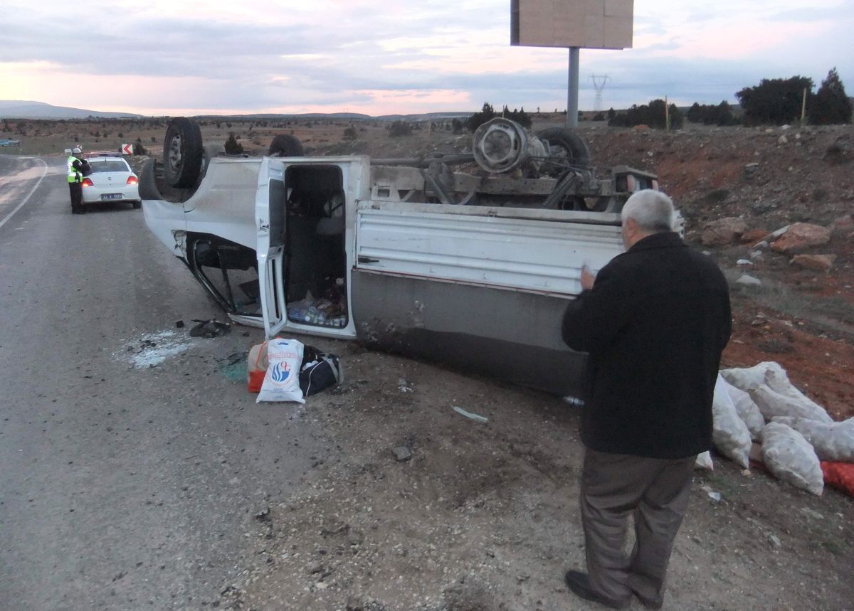 Lastiği Patlayan Kamyonet Ters Döndü: 2 Yaralı