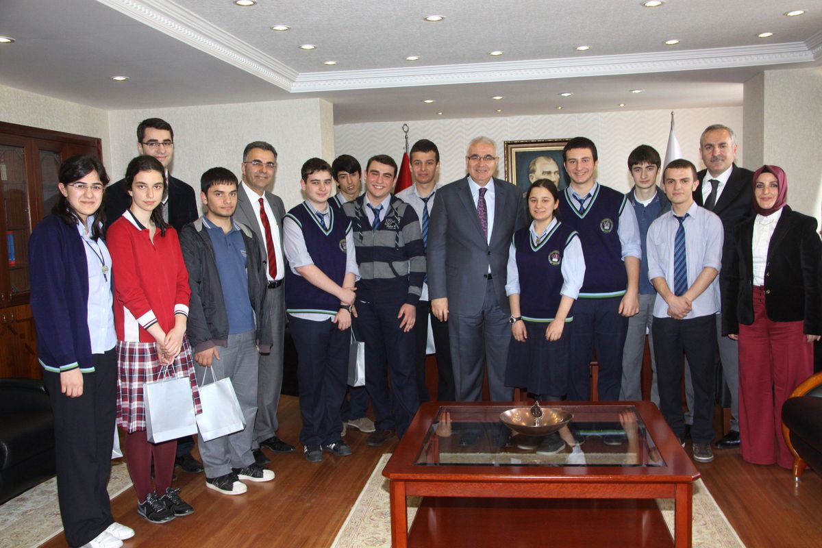 Rize Valisi Başarılı Öğrencileri Altınla Ödüllendirdi