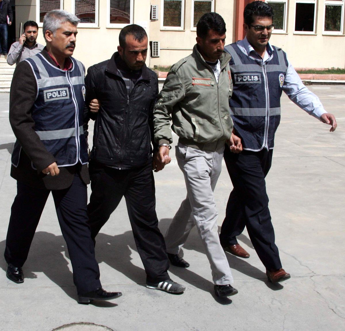 Silahlı Saldırganlar Polisten Kaçamadı