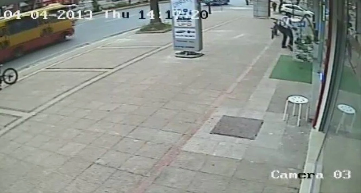 Süpürge Hırsızı Güvenlik Kamerasına Yakalandı