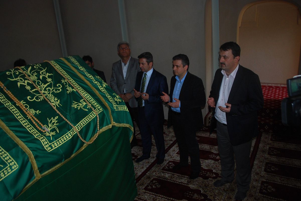 Vekiller Barış İçin Türbede Dua Okudu