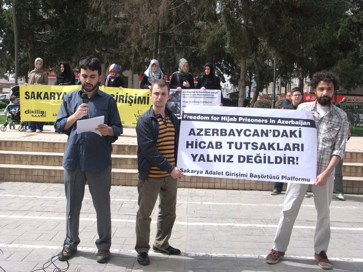 Azerbaycan\'daki Yasak Protesto Edildi