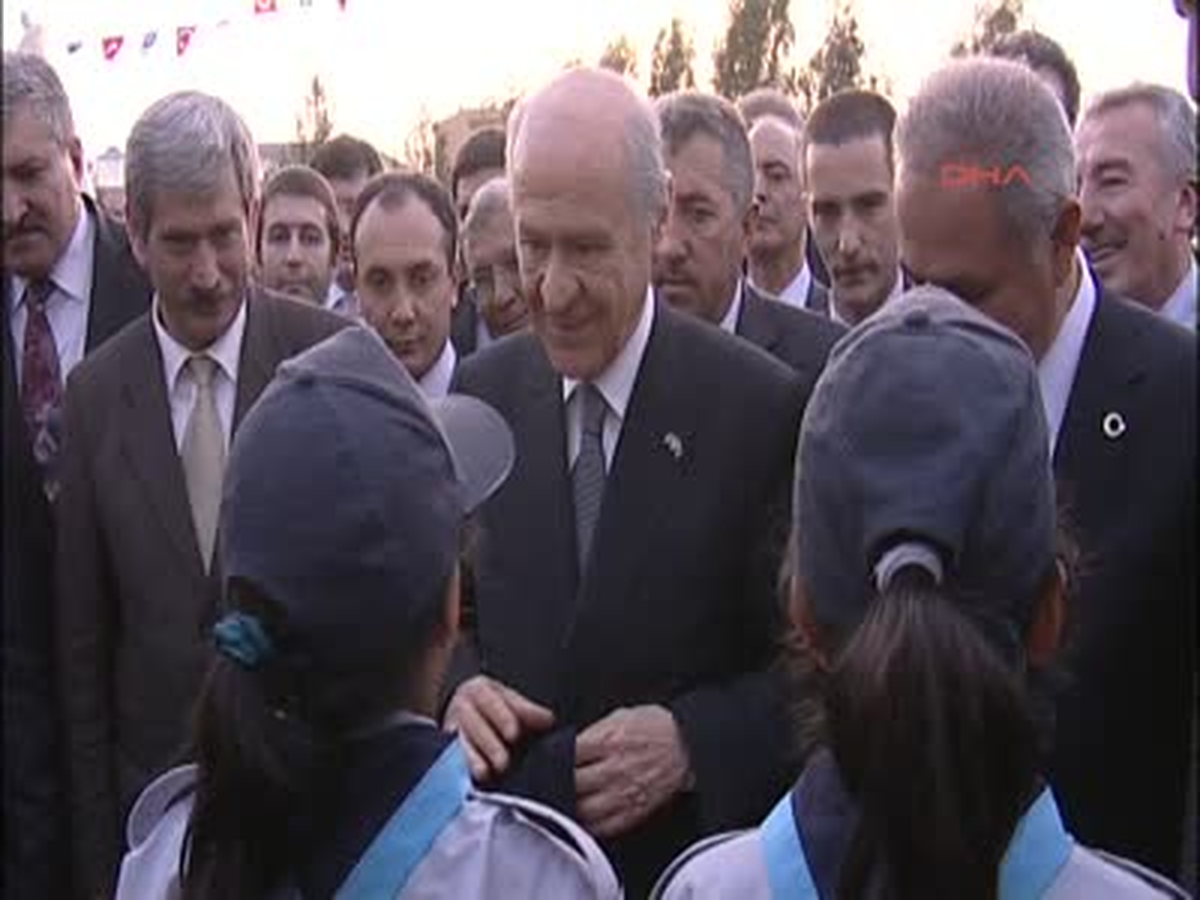Bahçeli\'nin İzci Selamı