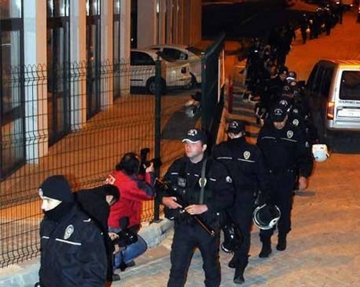Bin Polisle Öğrenci Yurdunda Arama