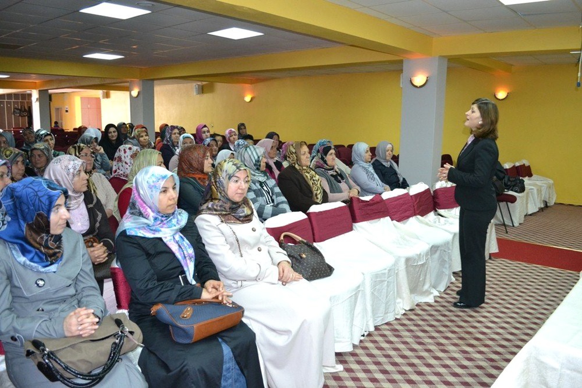 Bozyazı\'da Kadınlara Kanser Semineri Verildi