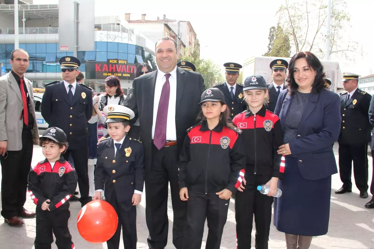 Bu Kez Polisler Yürüdü