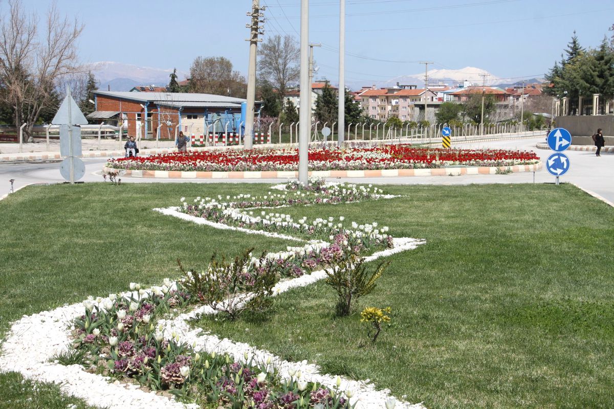Burdur Lalelerle Süslendi