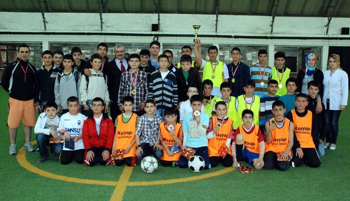 Çocuk Meclisi Futbol Turnuvasında Şampiyon 8-B Oldu