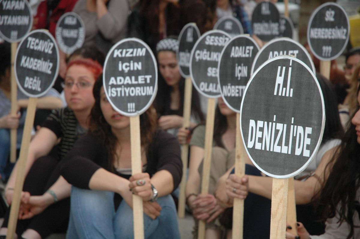 Denizli\'de Tecavüze Uğrayan Genç Kız İçin Eylem