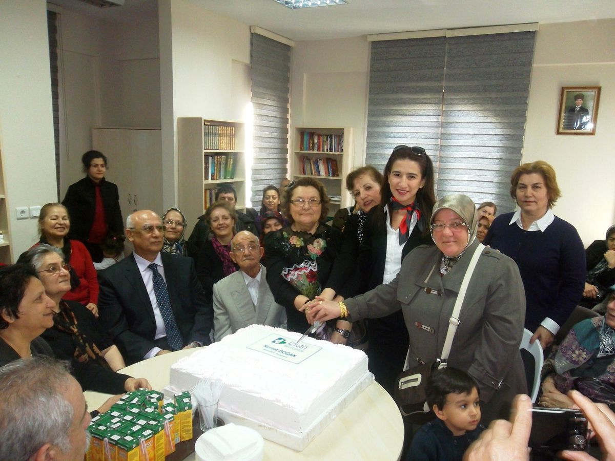 Emekli Evleri\'nde Doğum Günü Heyecanı