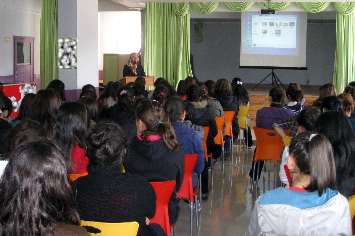 Gümüşhane\'de Kadın Din Görevlileri Öğrencilere Seminer Verdi