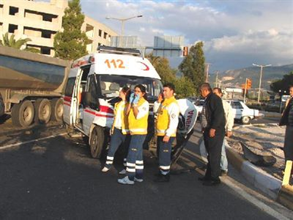 Hasta Taşıyan Ambulansla Otomobil Çarpıştı: 2 Yaralı