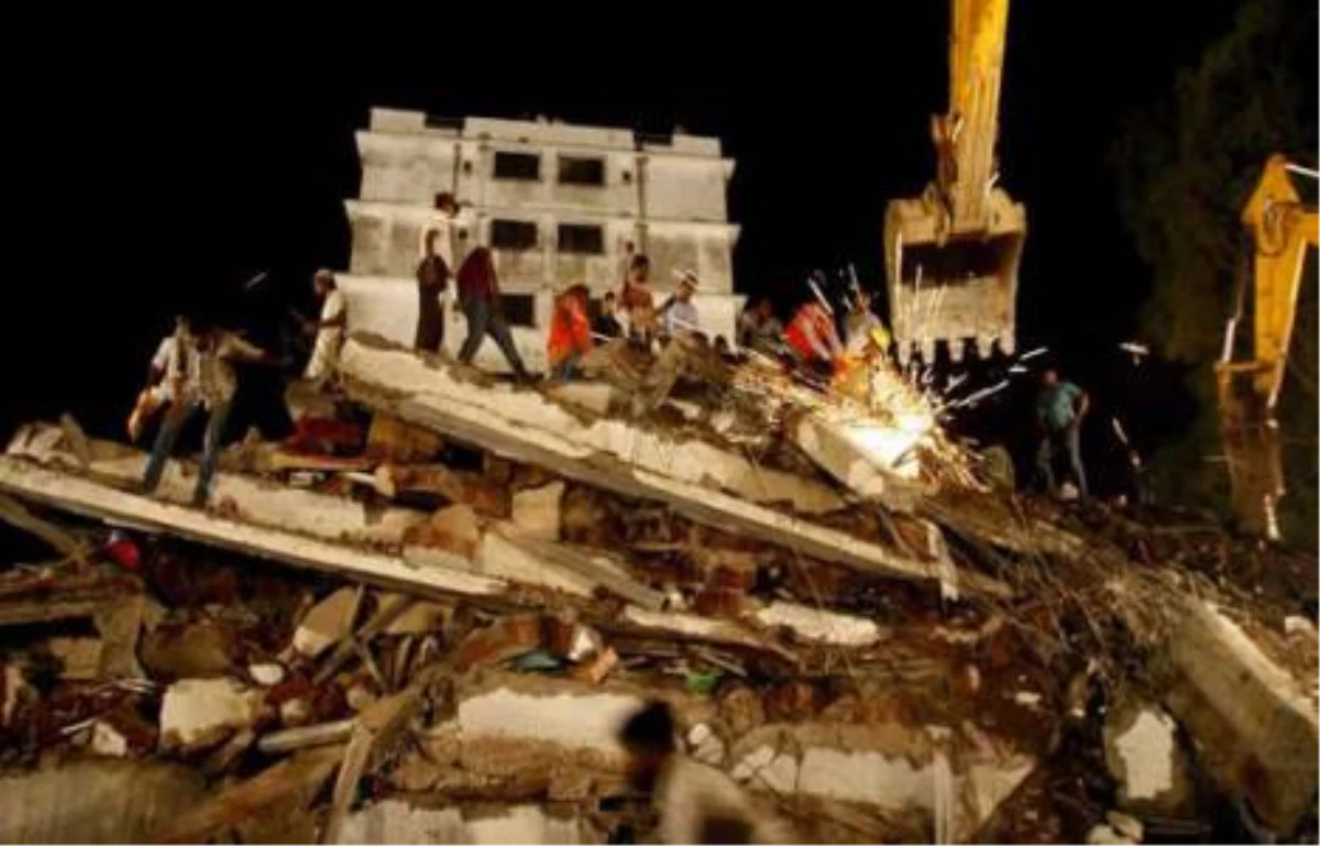 Hindistan\'da Çöken Bina -Ölü Sayısı 68\'e Yükseldi