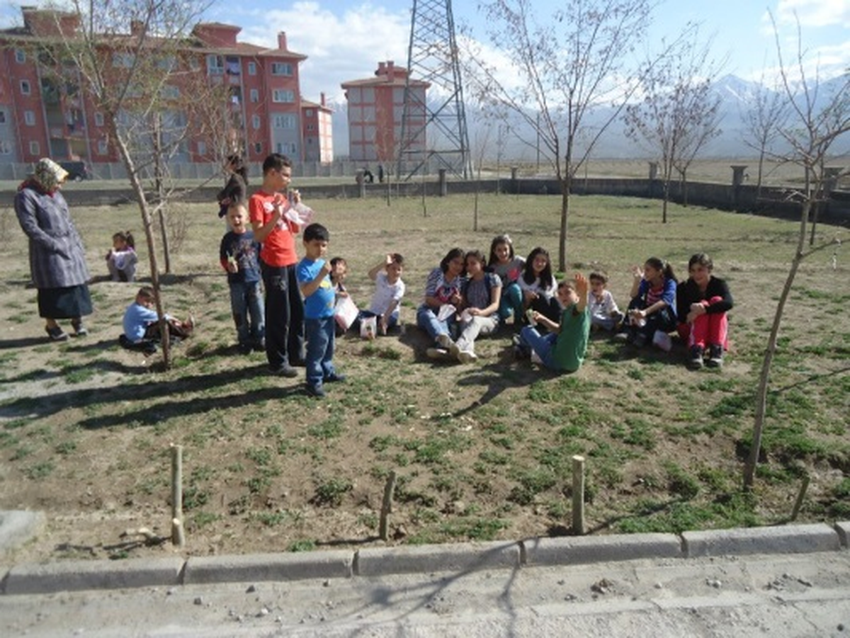 Iğdır\'da Öğrenciler Fidan Dikti

