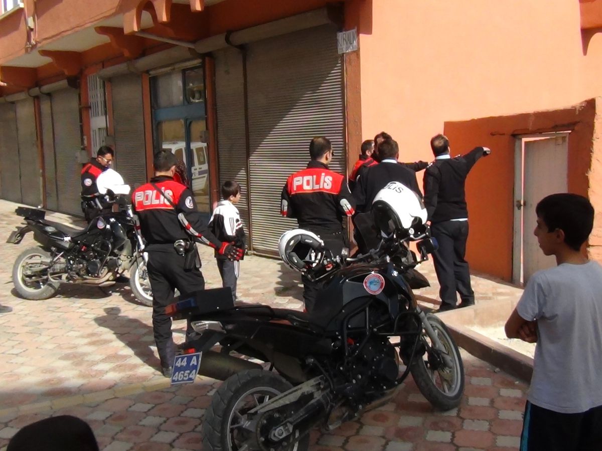 Kelepçeli Hırsız Adliyeden Kaçtı