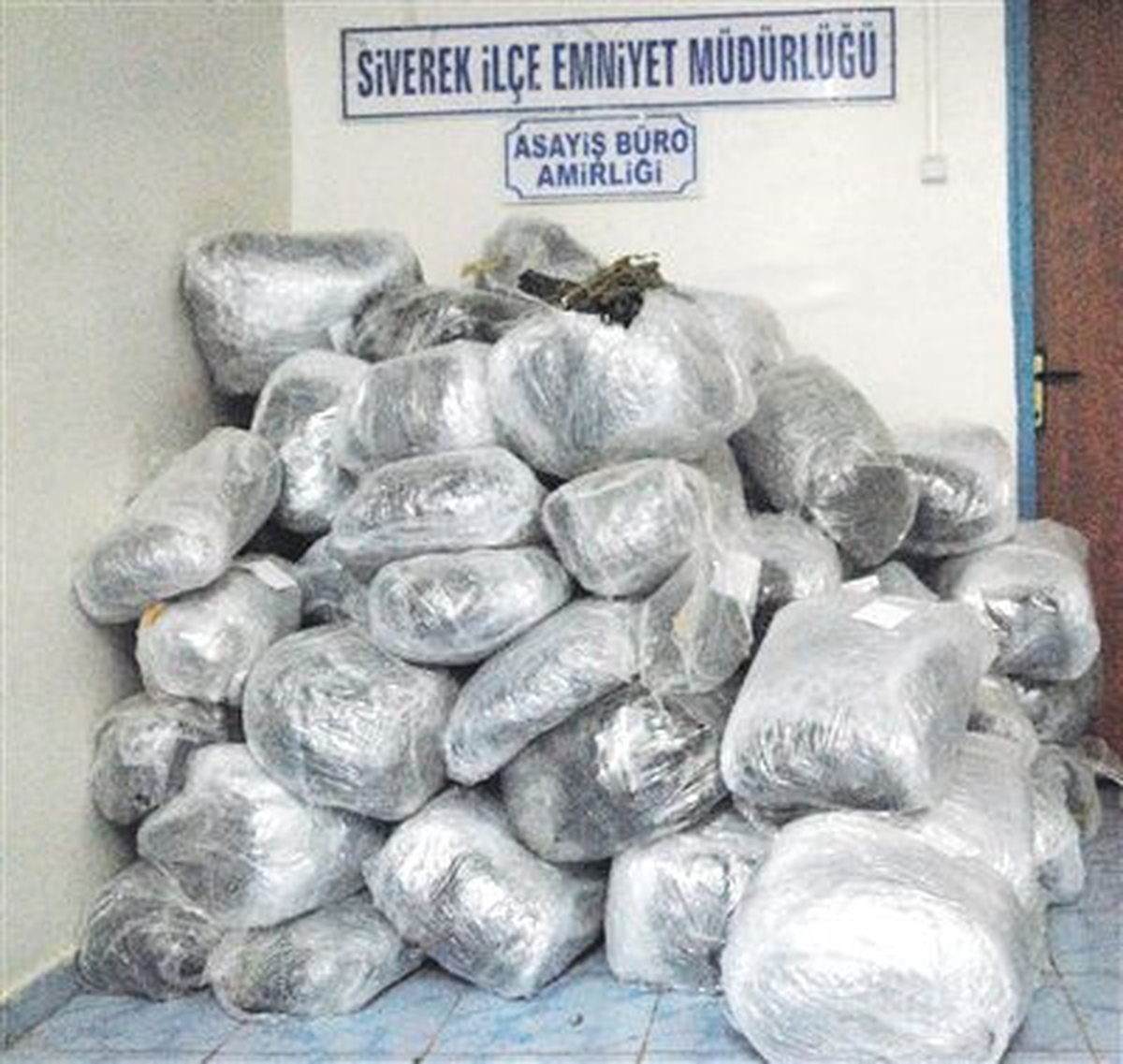 Koku Gelen Minibüsten 324 Kilo Esrar Çıktı