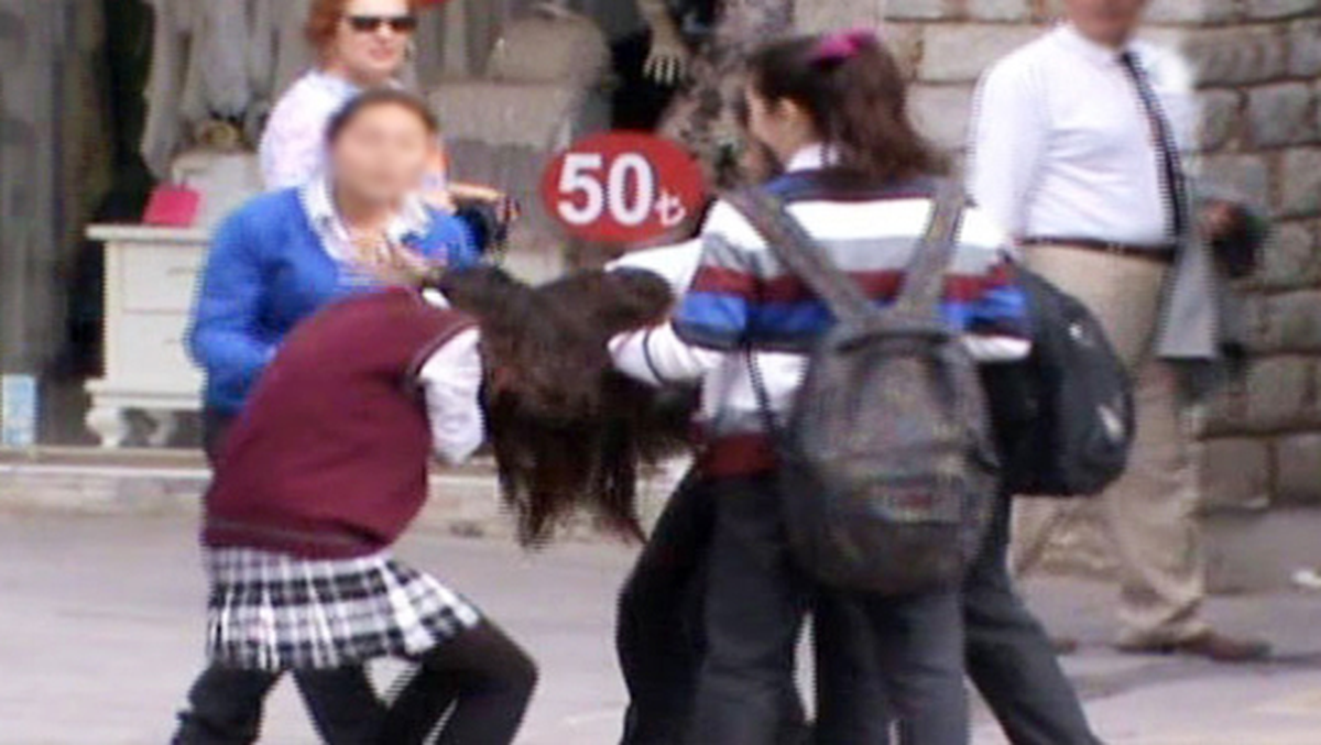 Liseli Kızların Kavgasını İmam Ayırdı