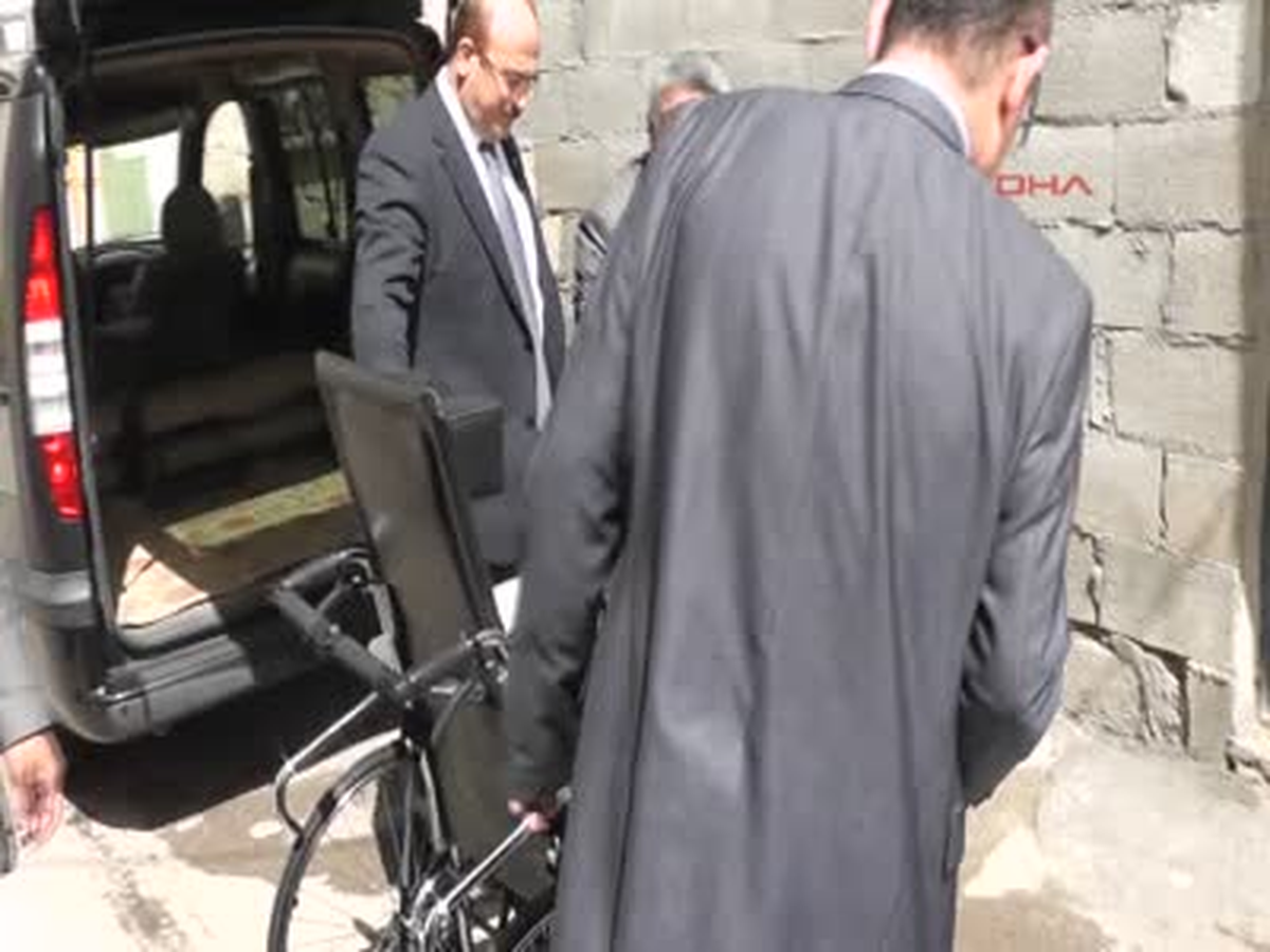 Engelli Zeliha\'ya Tekerlekli Sandalye