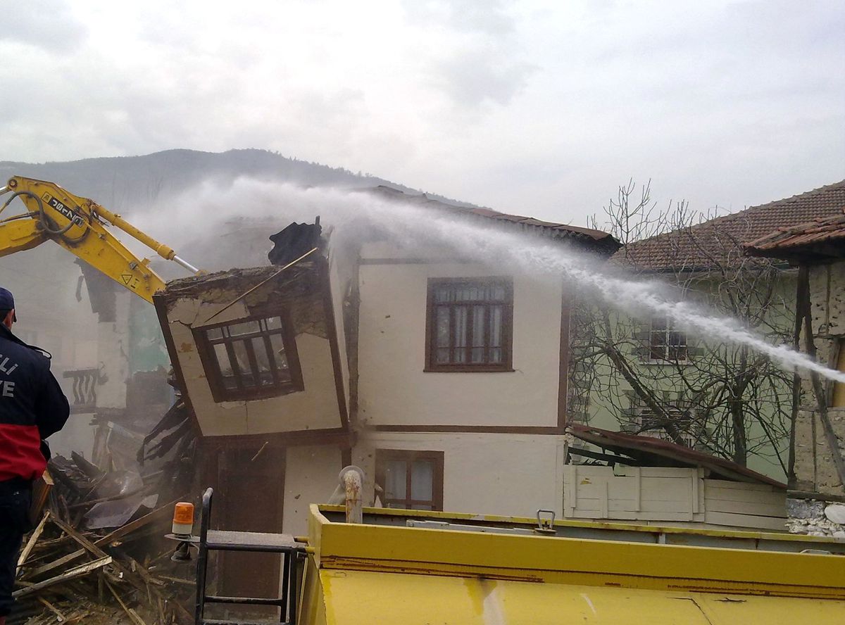Orta Hasarlı Binalar Yıkılıyor