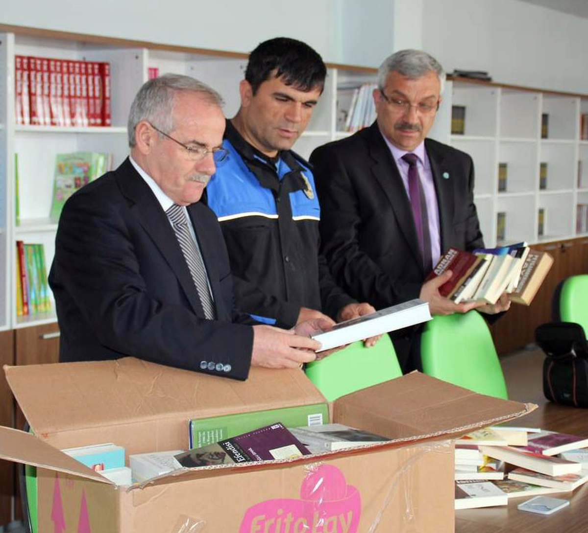 Siirt Akademisi\'ne Kitap Yardımı