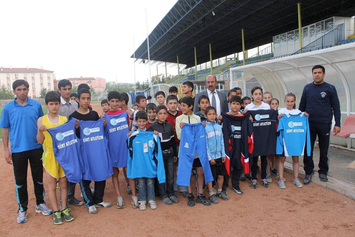 Siirtli İş Adamından Genç Atletlere Malzeme Desteği