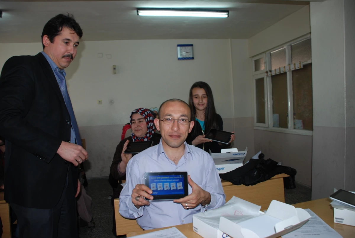 Soma Körfez Dersanesi, Öğrencilerine Tablet Dağıttı