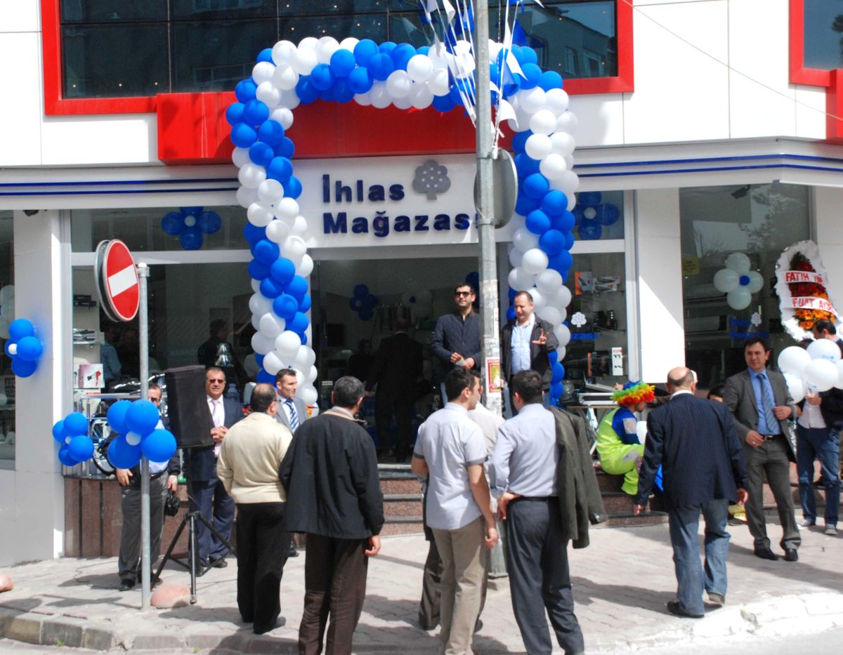 Ümraniye\'de İhlas Mağazası Açılışına Vatandaşlardan Yoğun İlgi