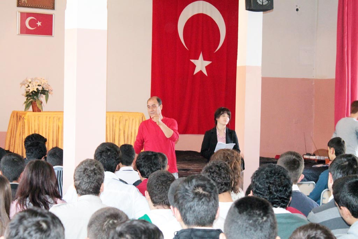 Usta Tiyatrocu Öğrencilerle Buluştu