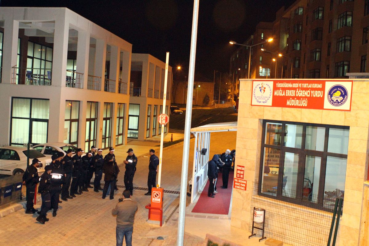 Yurt Öğrencilerine Gece Baskınında 4 Bıçak ve 1 Gaz Spreyi Bulundu