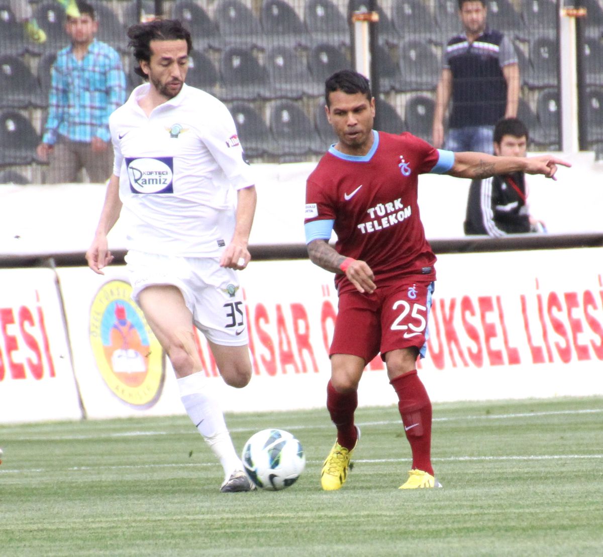 Akhisar Belediyespor-Trabzonspor Maçı 0-0 Devam Ediyor