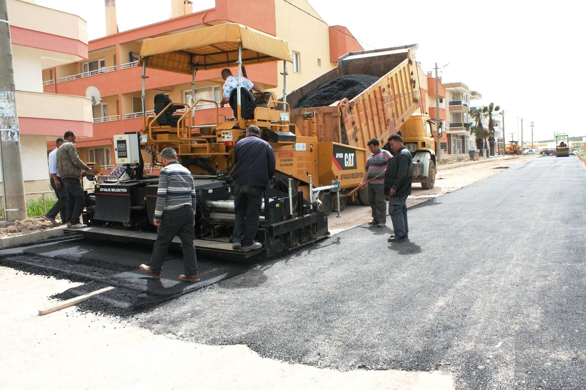 Ayvalık\'ta Asfaltlama Çalışmaları